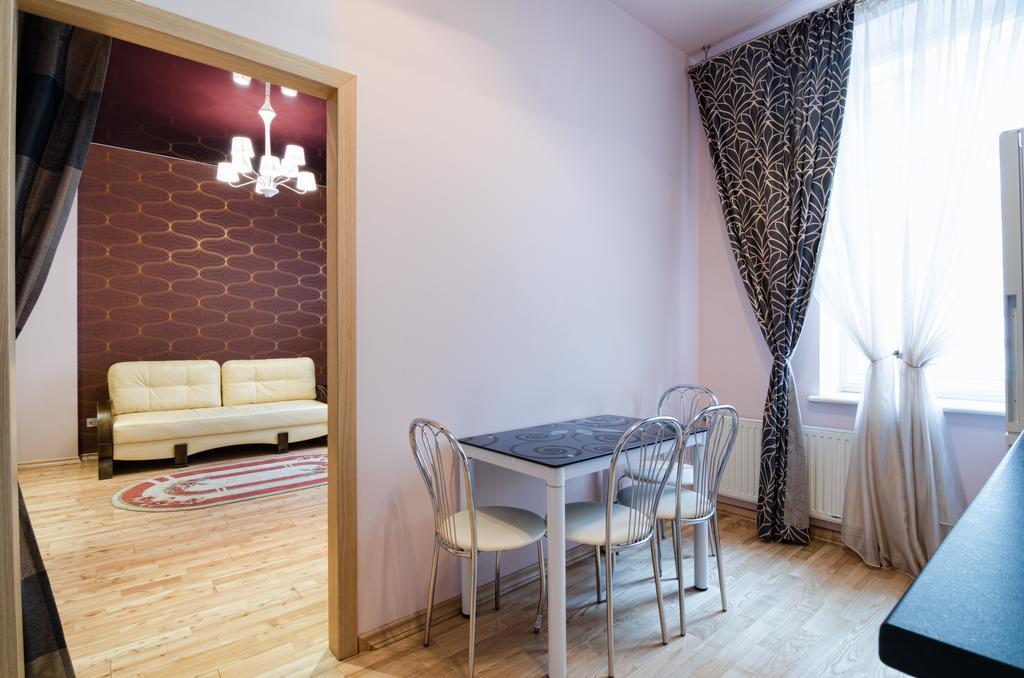 Leogrand Apartments On Doroshenka 34 ลวีฟ ภายนอก รูปภาพ